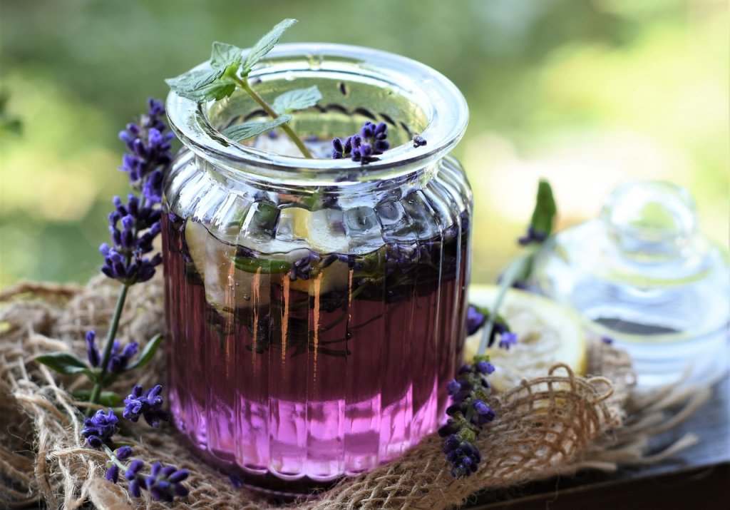 óleo essencial de flores para cosméticos naturais
