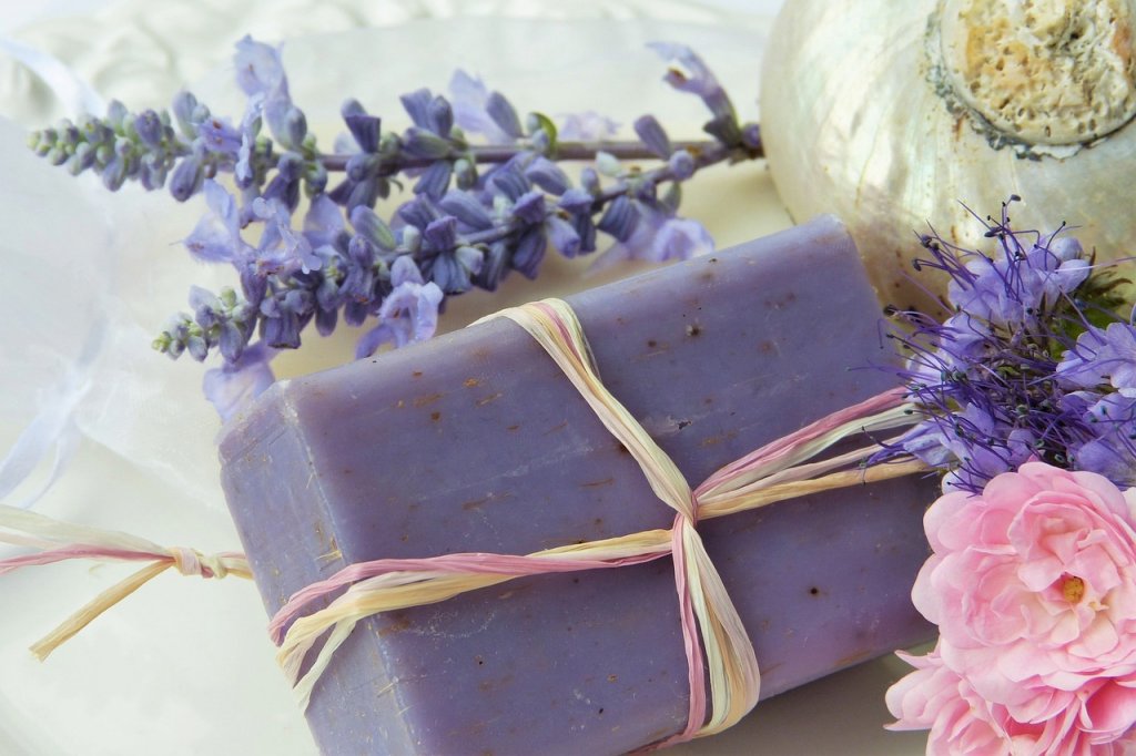 sabonete natural e flores naturais
