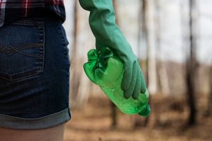 como o plástico degrada o ambiente